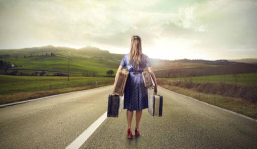 Frau mit Koffer auf Strasse